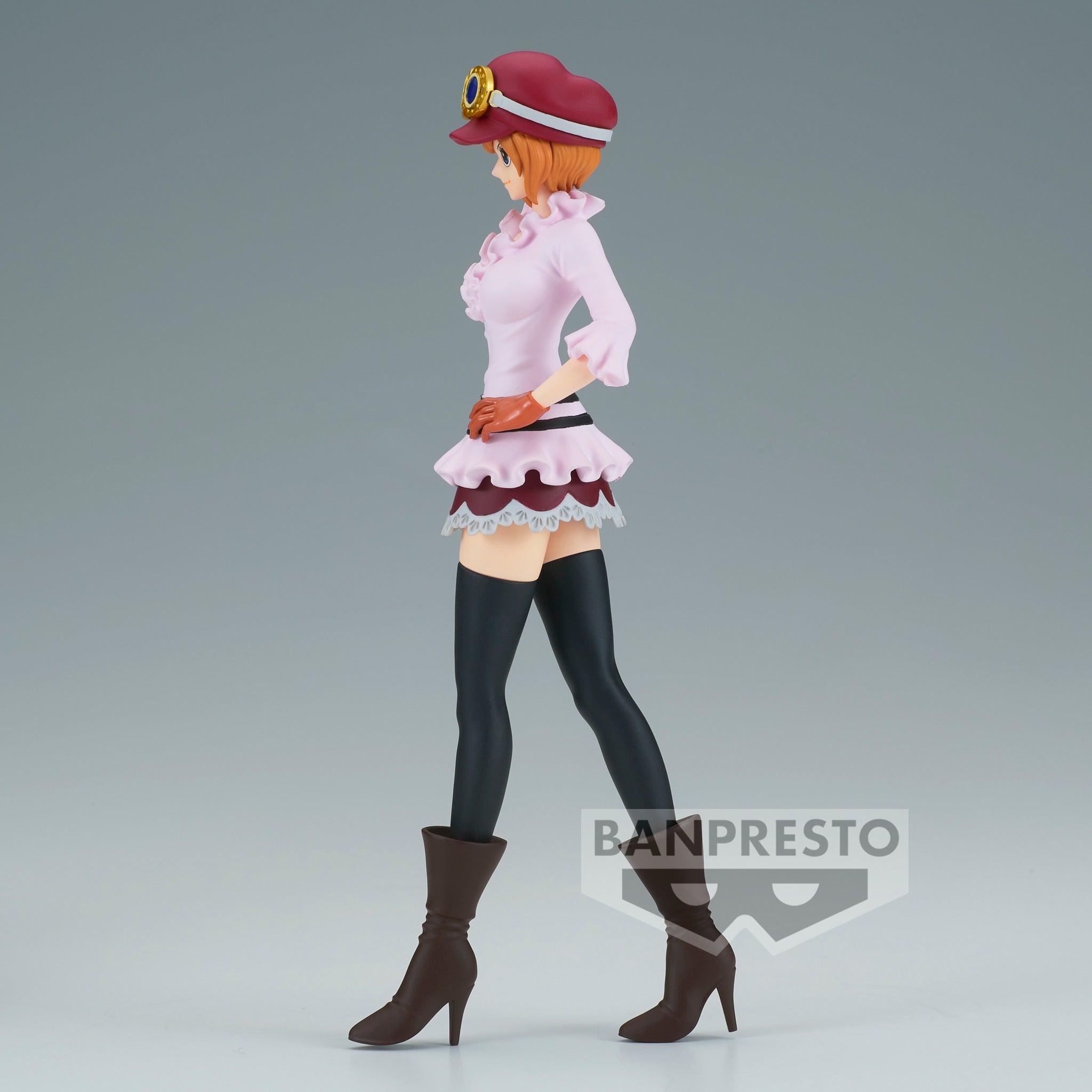 Figurine de Koala en posture dynamique avec un sourire malicieux, portant une casquette fuchsia, des lunettes jaunes surdimensionnées, un haut rose pâle, et une jupe à volants rose foncé, accompagnée de chaussettes noires montantes et de bottines à talons marron.