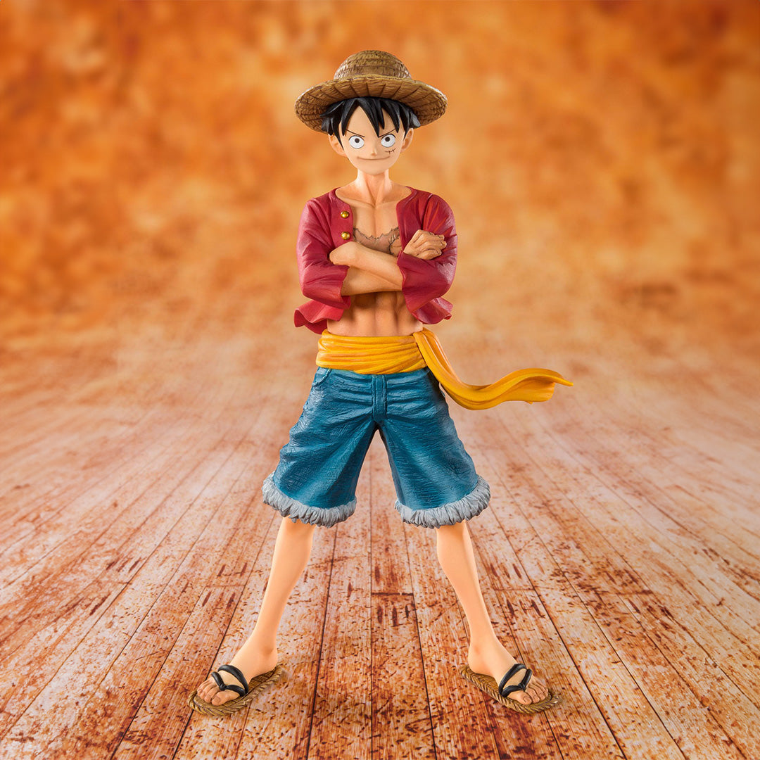 Figurine de Luffy debout avec les bras croisés, portant son chapeau de paille emblématique, d'une hauteur de 14 cm, réalisée en PVC avec des détails soignés.