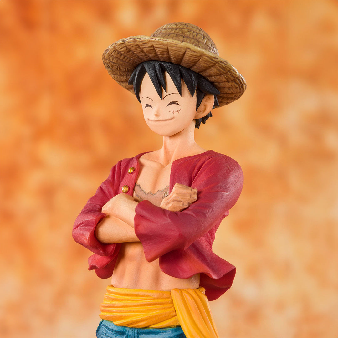 Figurine de Luffy debout avec les bras croisés, portant son chapeau de paille emblématique, d'une hauteur de 14 cm, réalisée en PVC avec des détails soignés.