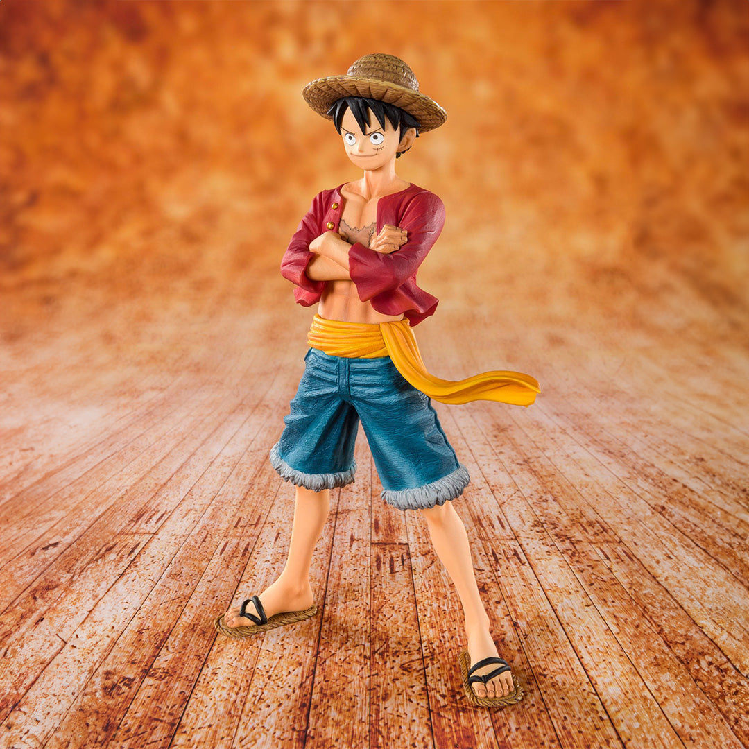 Figurine de Luffy debout avec les bras croisés, portant son chapeau de paille emblématique, d'une hauteur de 14 cm, réalisée en PVC avec des détails soignés.