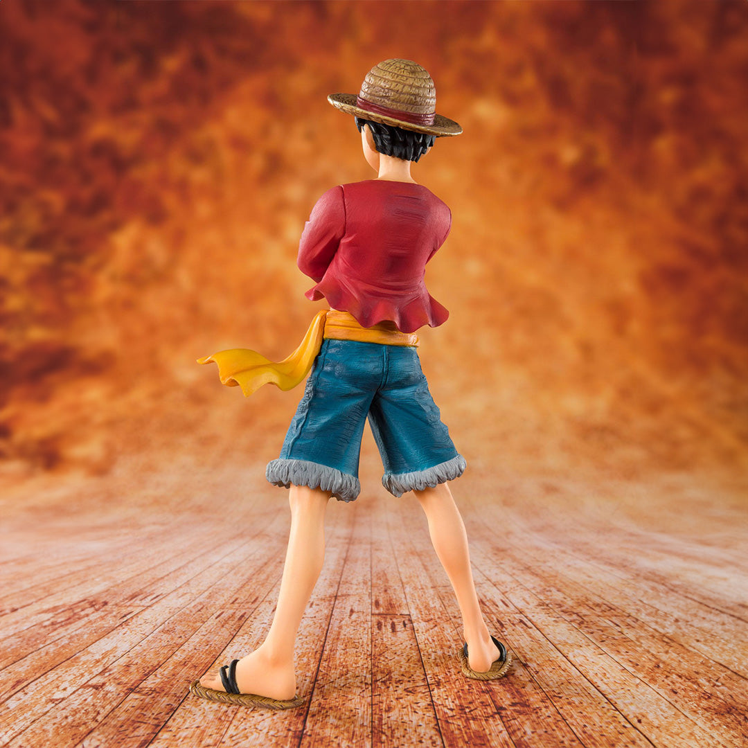 Figurine de Luffy debout avec les bras croisés, portant son chapeau de paille emblématique, d'une hauteur de 14 cm, réalisée en PVC avec des détails soignés.