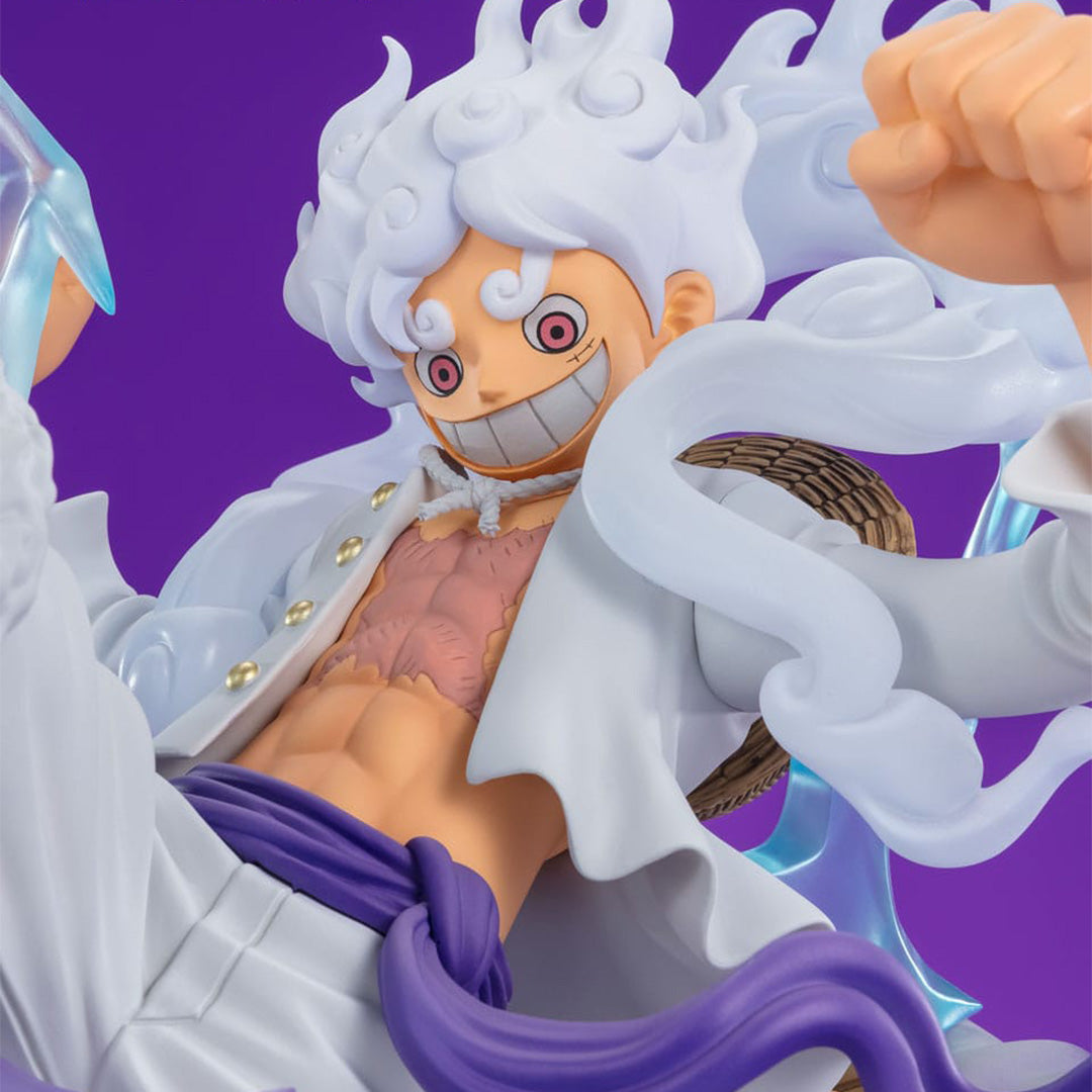 Figurine de Luffy Gear 5 en PVC mesurant 30 cm, représentant le personnage en pose dynamique avec un sourire, sur un socle nuageux gris avec des éclairs bleus translucides.