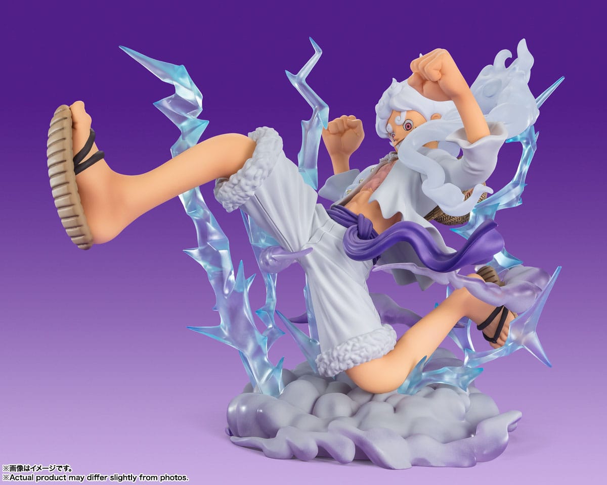 Figurine de Luffy Gear 5 en PVC mesurant 30 cm, représentant le personnage en pose dynamique avec un sourire, sur un socle nuageux gris avec des éclairs bleus translucides.