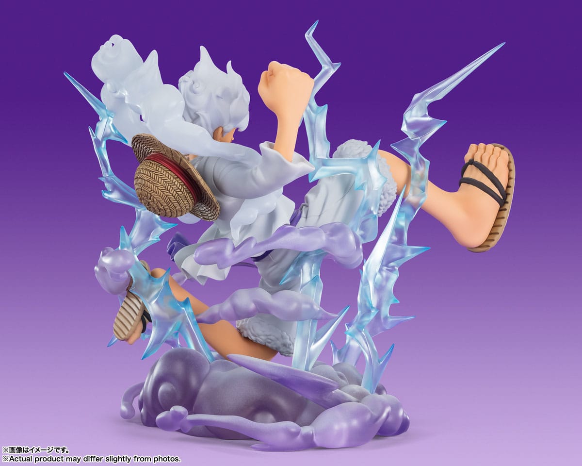 Figurine de Luffy Gear 5 en PVC mesurant 30 cm, représentant le personnage en pose dynamique avec un sourire, sur un socle nuageux gris avec des éclairs bleus translucides.