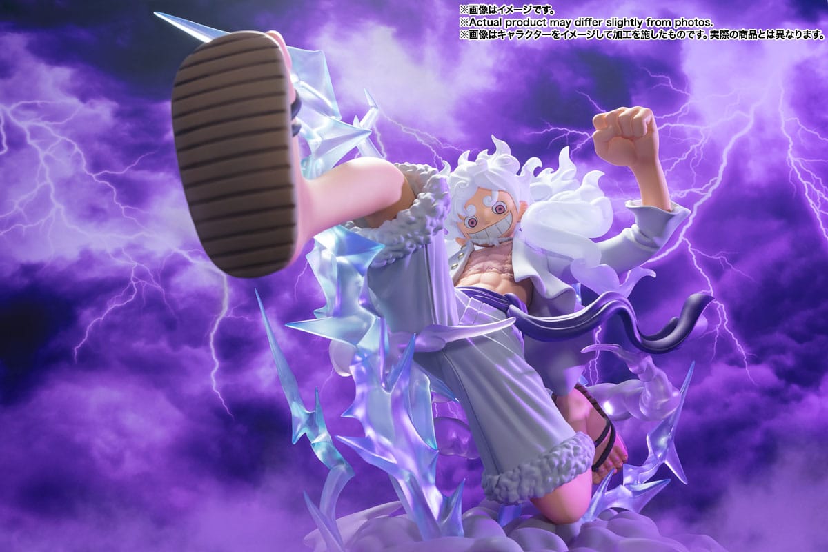 Figurine de Luffy Gear 5 en PVC mesurant 30 cm, représentant le personnage en pose dynamique avec un sourire, sur un socle nuageux gris avec des éclairs bleus translucides.