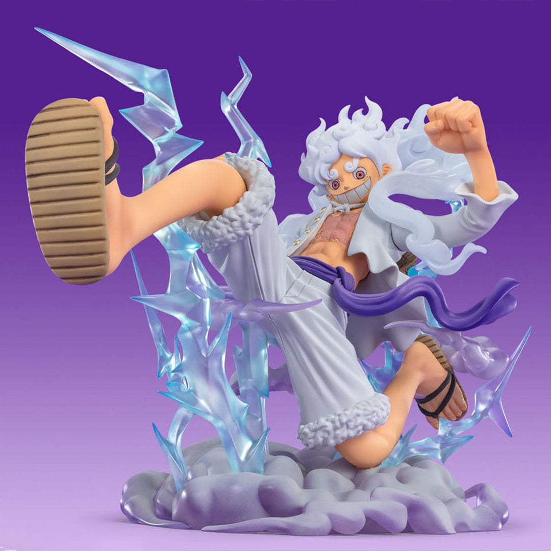 Figurine de Luffy Gear 5 en PVC mesurant 30 cm, représentant le personnage en pose dynamique avec un sourire, sur un socle nuageux gris avec des éclairs bleus translucides.