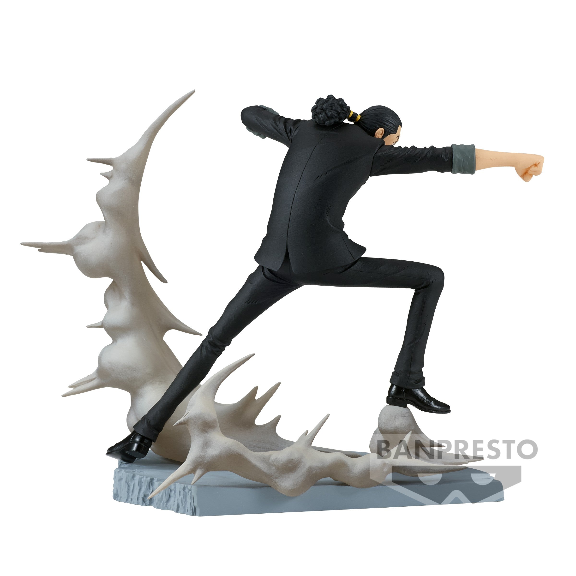 Figurine de Luffy et Rob Lucci en pleine action, leurs poings s'entrechoquant, avec des effets de fumée émanant du socle, fabriquée en PVC par Banpresto.