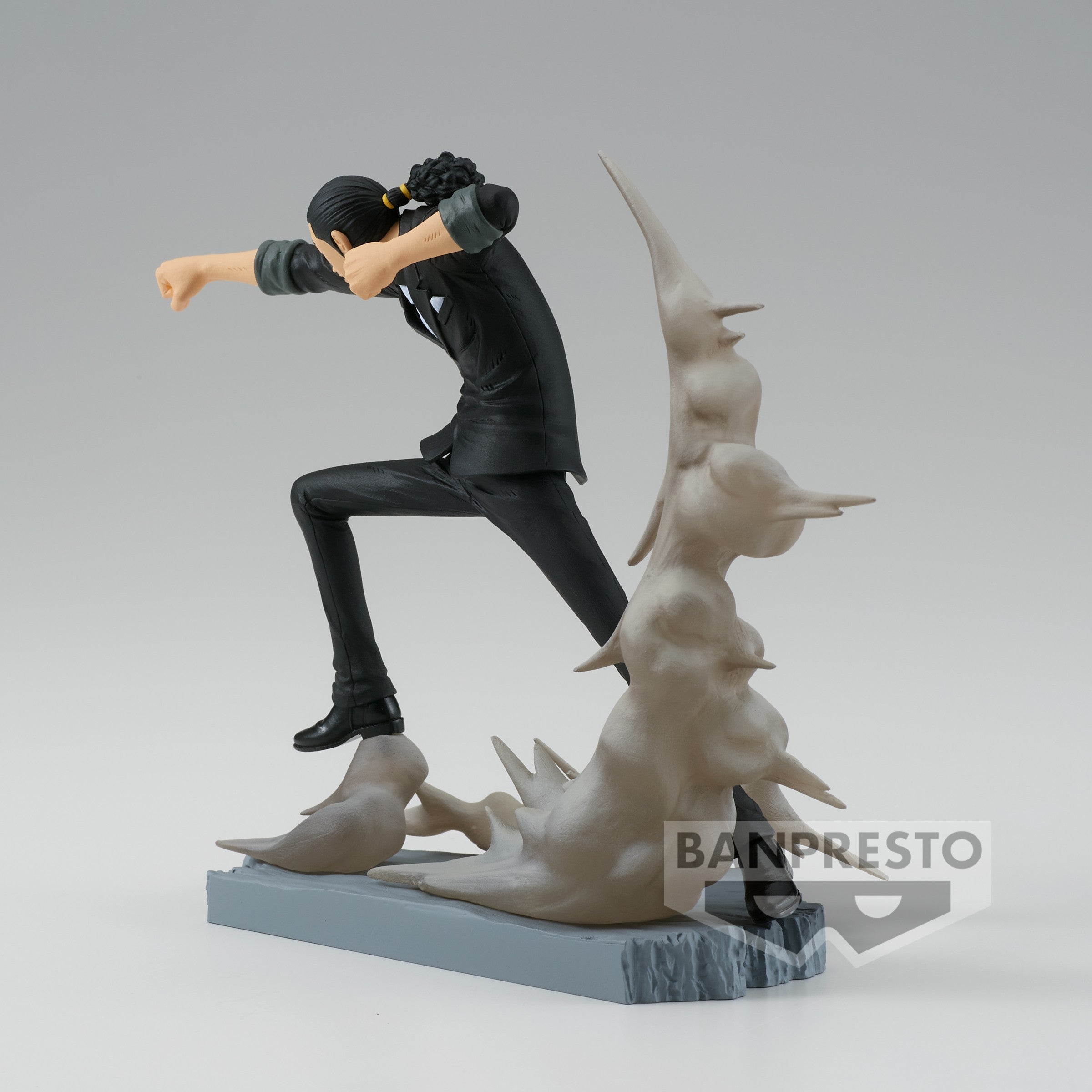Figurine de Luffy et Rob Lucci en pleine action, leurs poings s'entrechoquant, avec des effets de fumée émanant du socle, fabriquée en PVC par Banpresto.