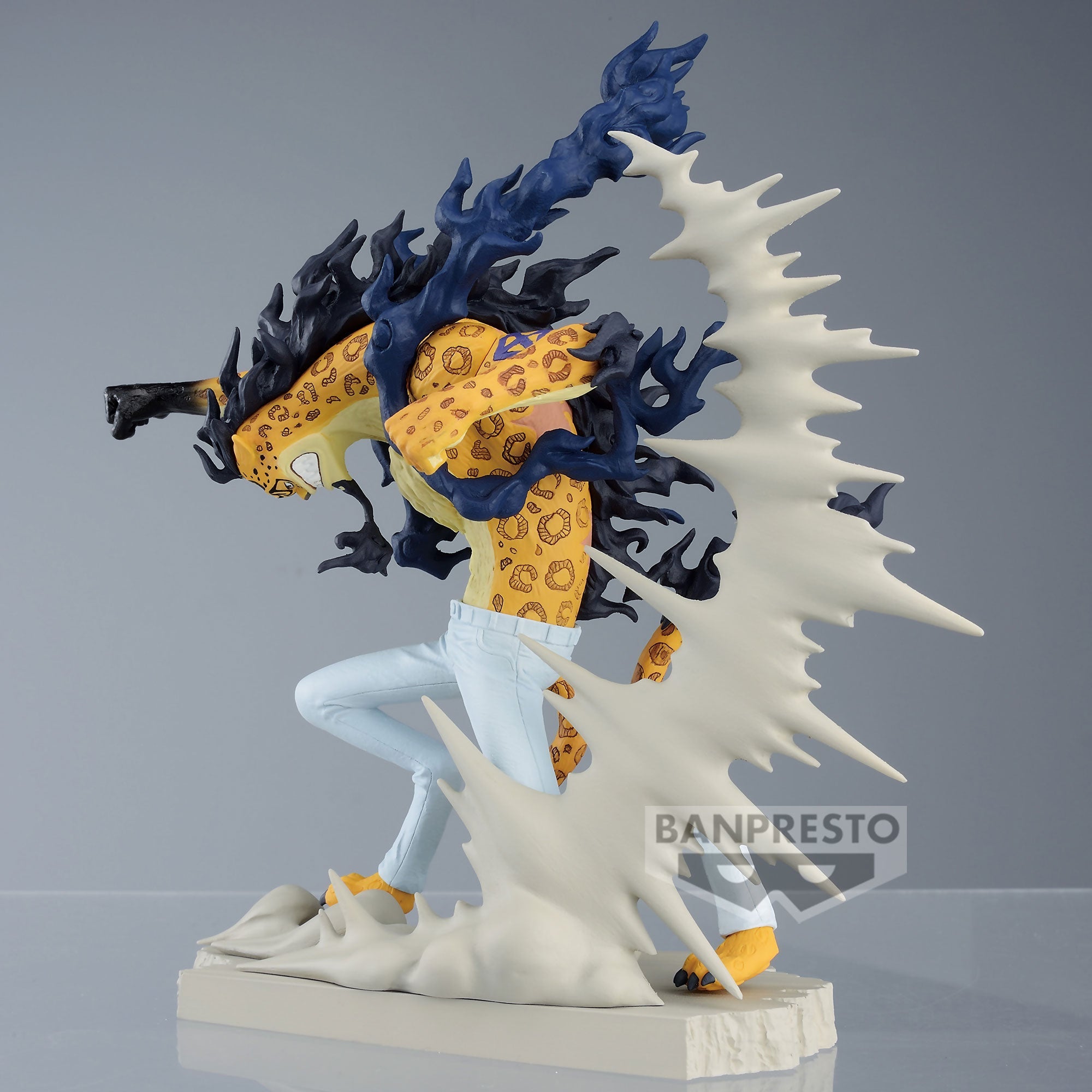Figurine de Luffy dans sa forme Gear 5, en pleine action, avec des poings s'entrechoquant avec Rob Lucci, réalisée en PVC avec des détails réalistes et des couleurs éclatantes, fabriquée par Banpresto.