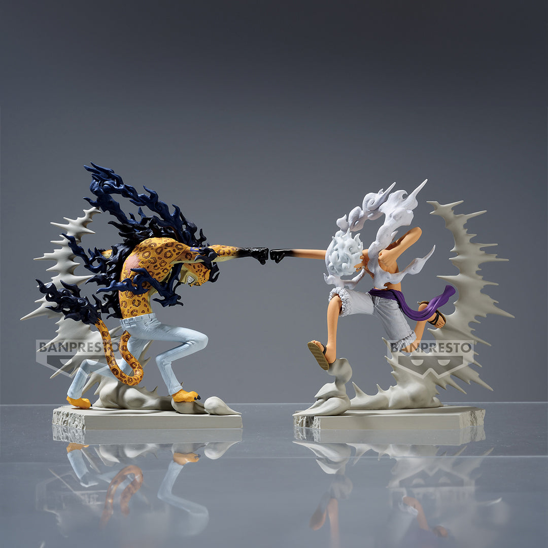 Figurine de Luffy dans sa forme Gear 5, en pleine action, avec des poings s'entrechoquant avec Rob Lucci, réalisée en PVC avec des détails réalistes et des couleurs éclatantes, fabriquée par Banpresto.