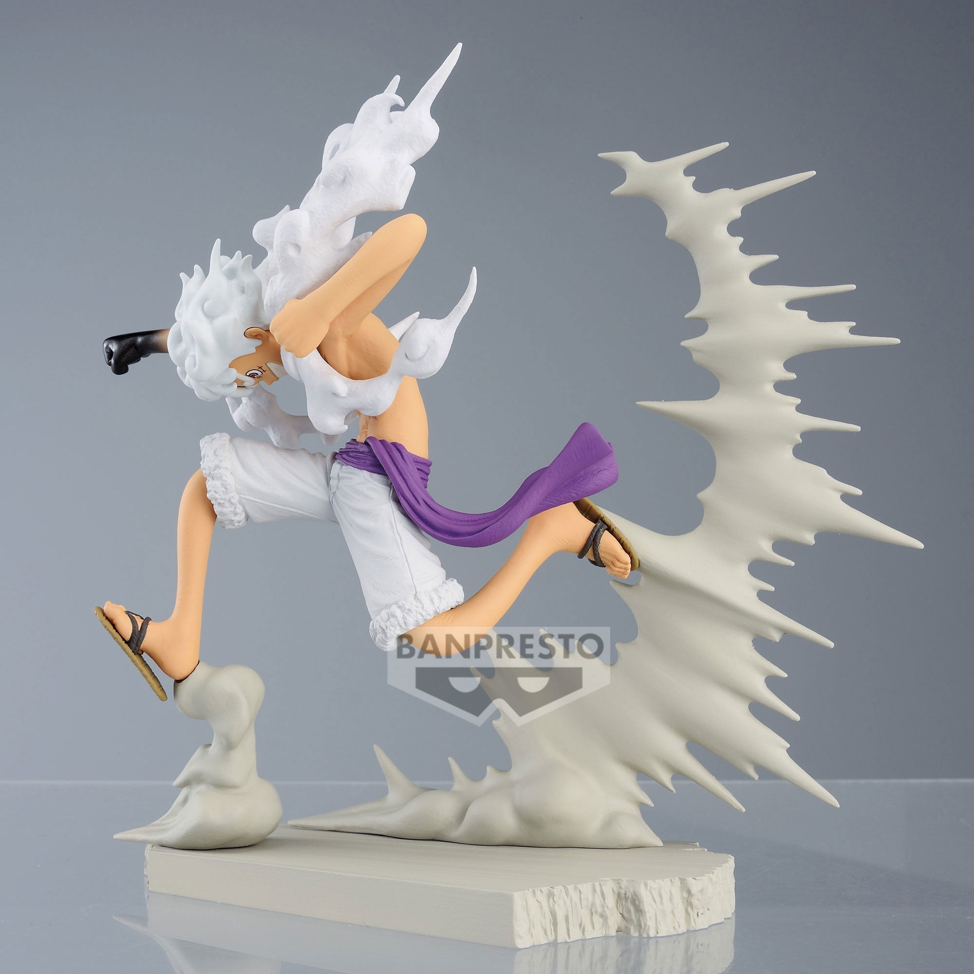 Figurine de Luffy dans sa forme Gear 5, en pleine action, avec des poings s'entrechoquant avec Rob Lucci, réalisée en PVC avec des détails réalistes et des couleurs éclatantes, fabriquée par Banpresto.