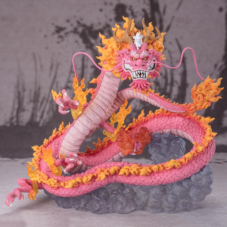 Figurine de Momonosuke Kozuki en PVC, représentant le personnage en pose dynamique, avec des écailles roses et des nuages dorés entourant ses pattes. Dimensions de 28,5 cm, fabriquée par TAMASHII NATIONS.