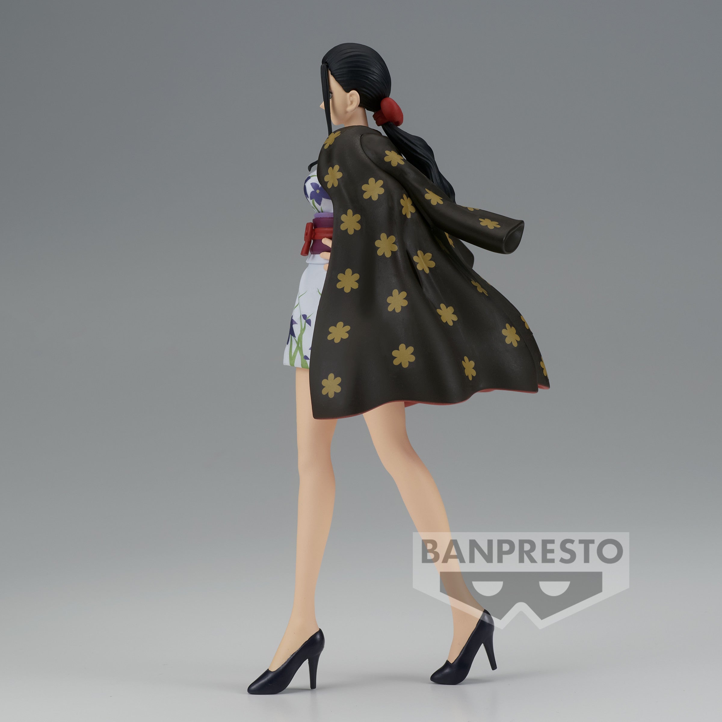 Figurine de Nico Robin de One Piece, mesurant environ 18 cm, représentant l'archéologue dans une pose confiante, vêtue de sa tenue sur l'île d'Onigashima, avec des détails minutieux et une expression sereine.