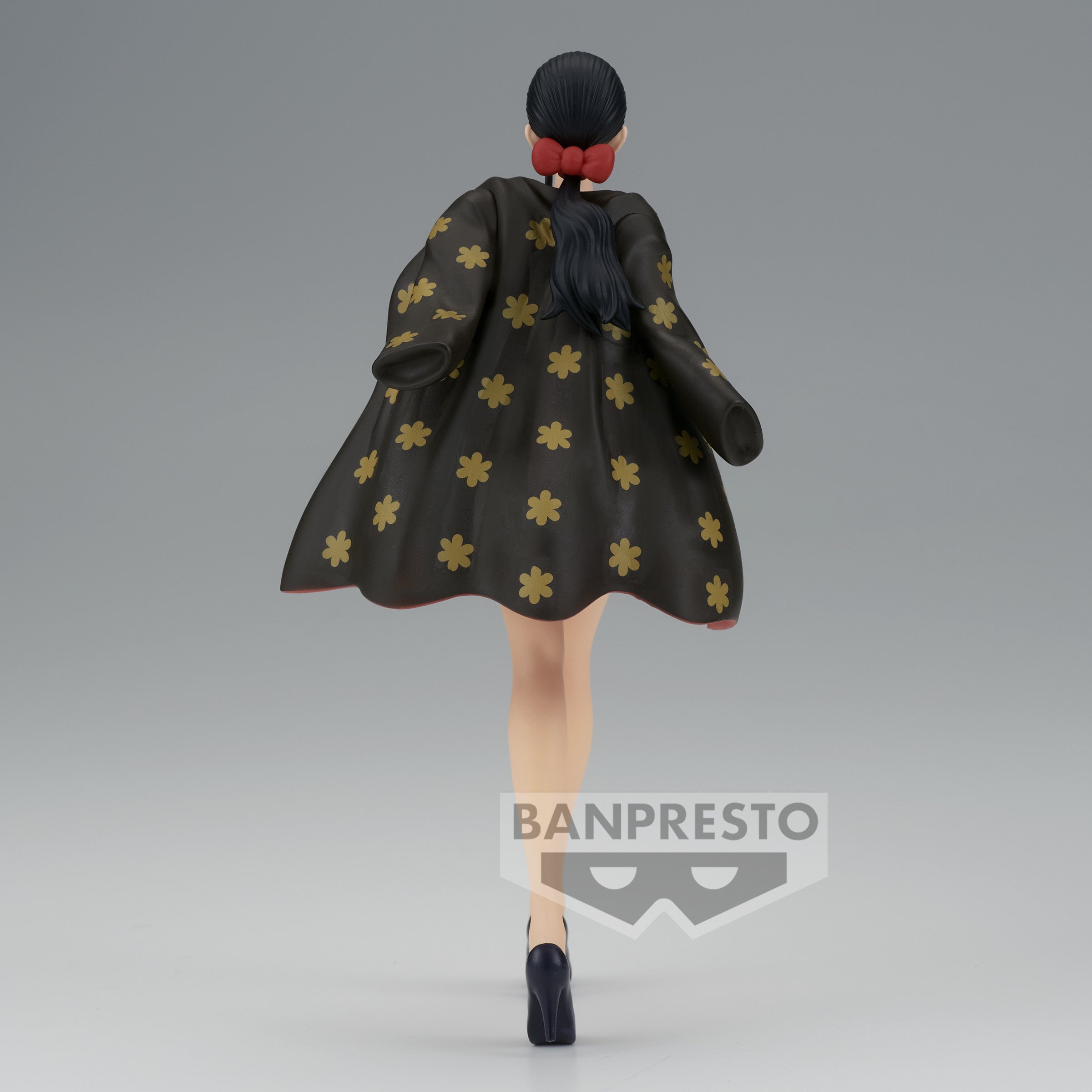 Figurine de Nico Robin de One Piece, mesurant environ 18 cm, représentant l'archéologue dans une pose confiante, vêtue de sa tenue sur l'île d'Onigashima, avec des détails minutieux et une expression sereine.