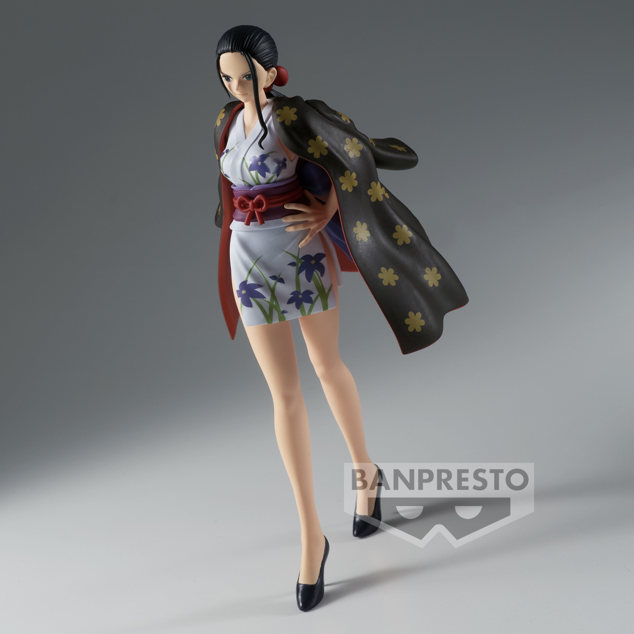 Figurine de Nico Robin de One Piece, mesurant environ 18 cm, représentant l'archéologue dans une pose confiante, vêtue de sa tenue sur l'île d'Onigashima, avec des détails minutieux et une expression sereine.