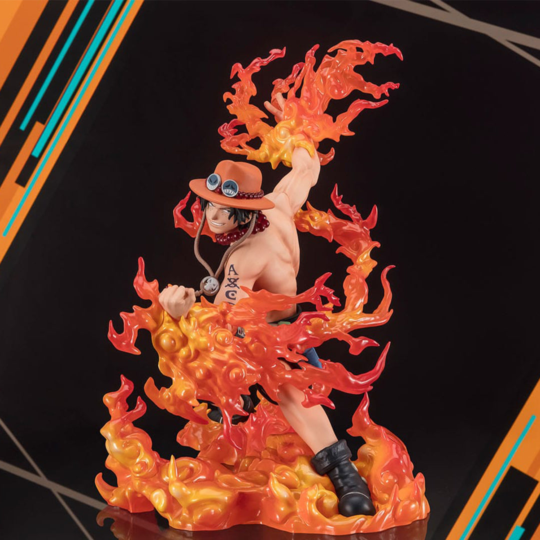 Figurine de Portgas D. Ace de 17 cm, représentant le personnage entouré de flammes, avec des détails saisissants et une pose dynamique, fabriquée par Tamashii Nations.