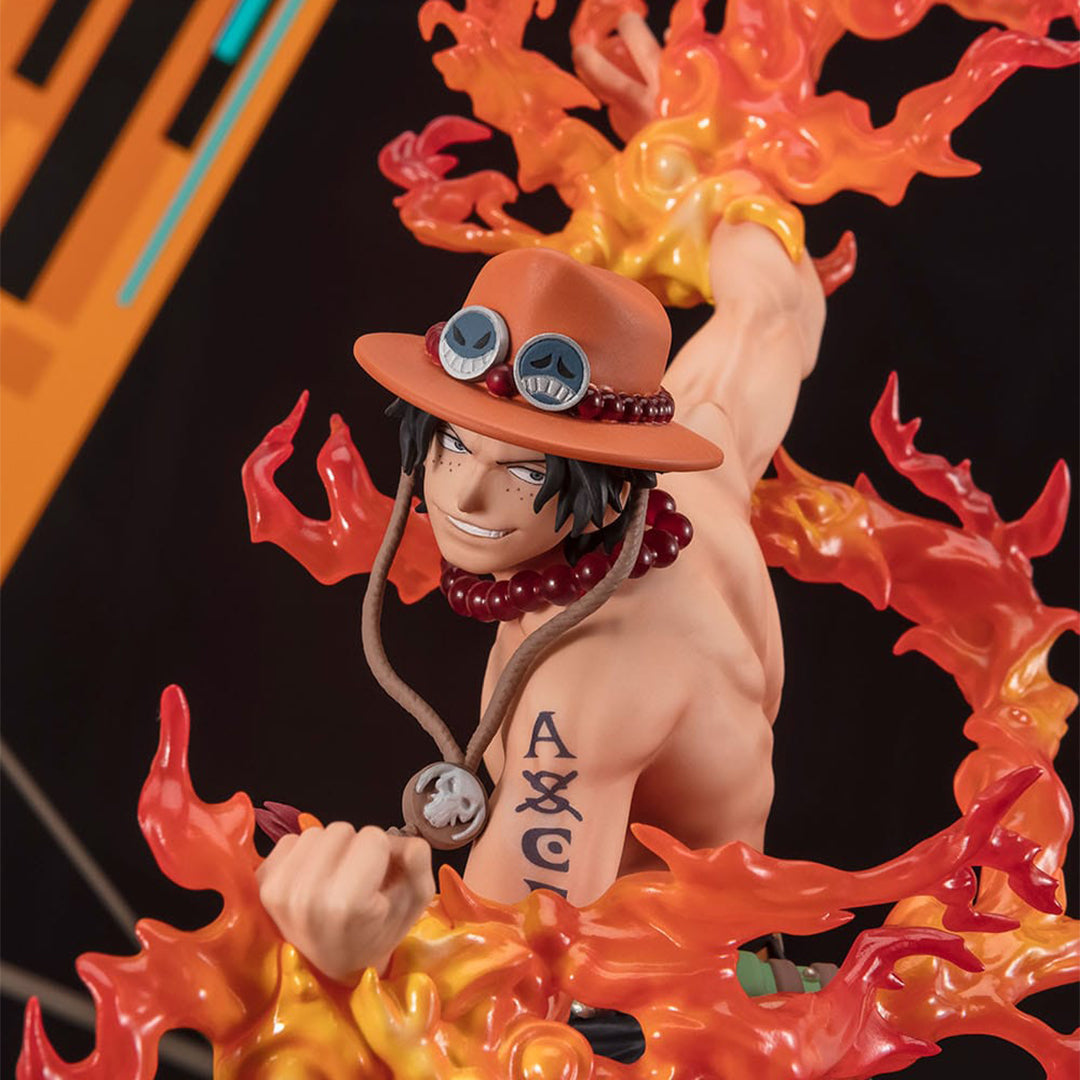 Figurine de Portgas D. Ace de 17 cm, représentant le personnage entouré de flammes, avec des détails saisissants et une pose dynamique, fabriquée par Tamashii Nations.