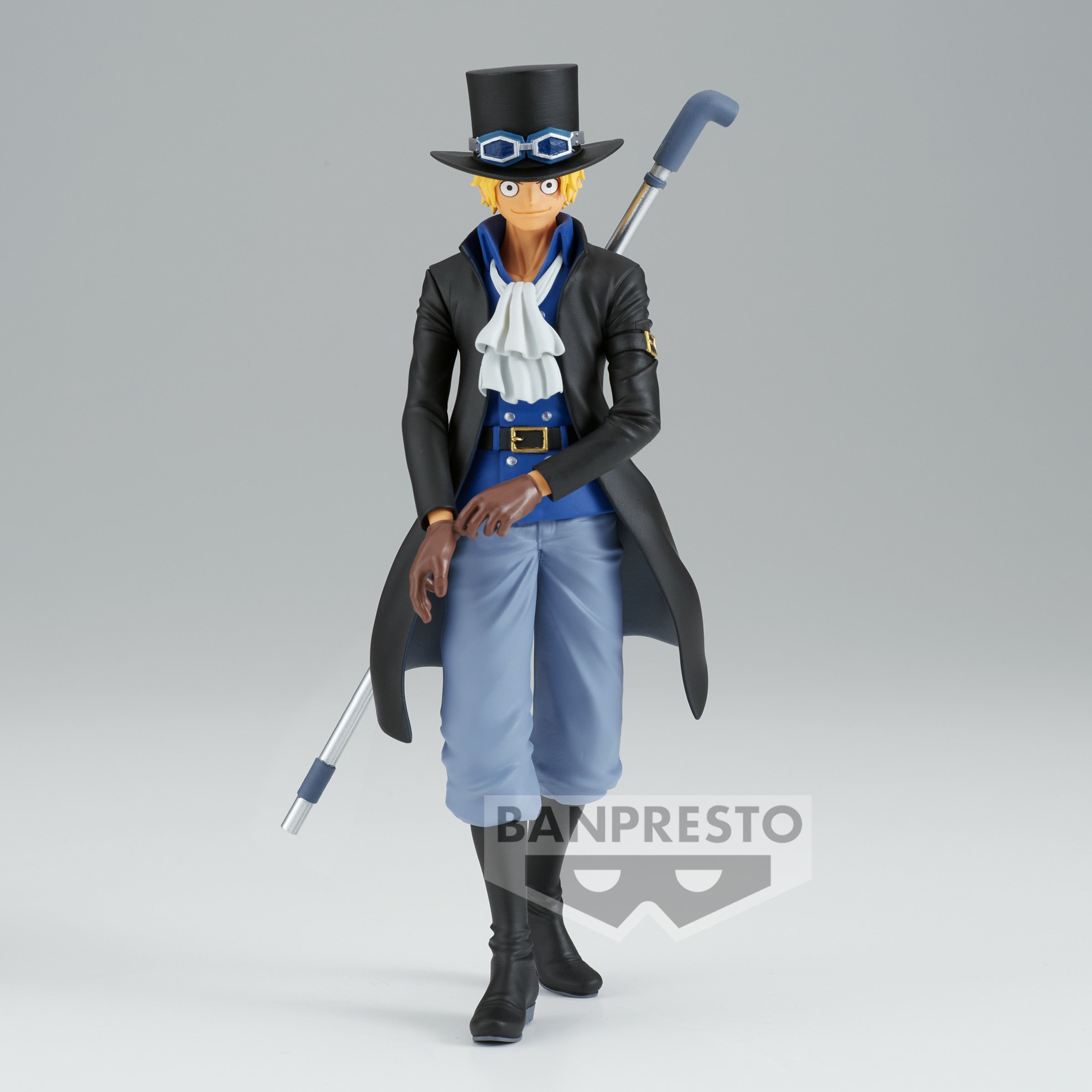 Sabo en posture dynamique, portant un grand chapeau noir et des lunettes bleues, avec un foulard blanc et un manteau noir, tenant un tuyau dans son dos. Figurine fabriquée par BANPRESTO.