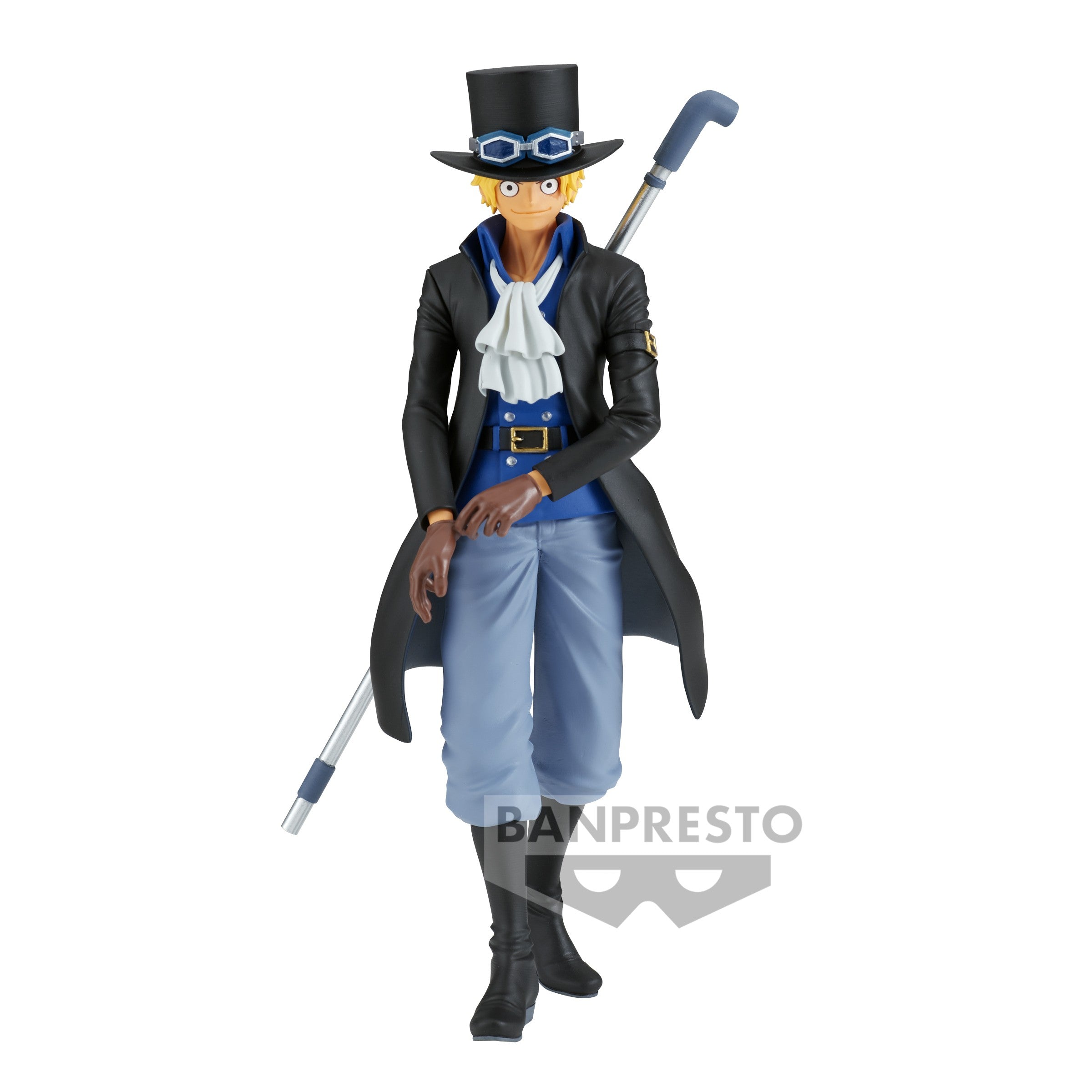 Sabo en posture dynamique, portant un grand chapeau noir et des lunettes bleues, avec un foulard blanc et un manteau noir, tenant un tuyau dans son dos. Figurine fabriquée par BANPRESTO.