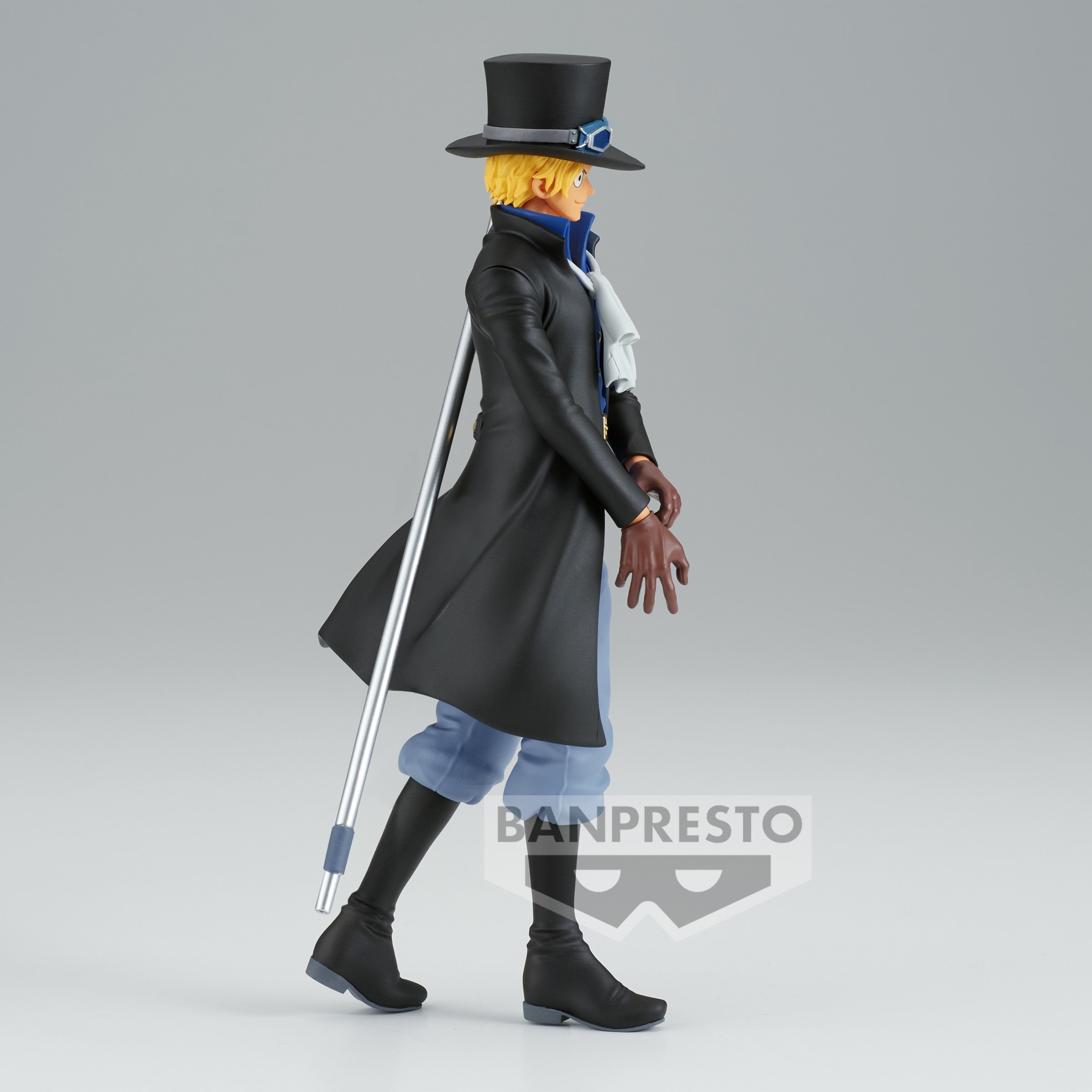 Sabo en posture dynamique, portant un grand chapeau noir et des lunettes bleues, avec un foulard blanc et un manteau noir, tenant un tuyau dans son dos. Figurine fabriquée par BANPRESTO.
