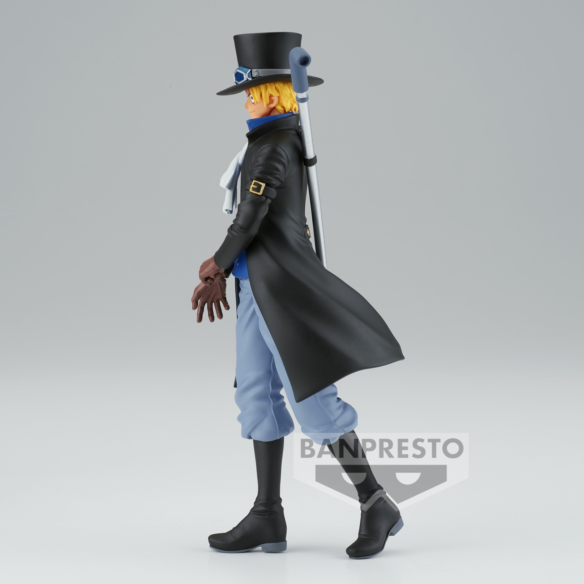 Sabo en posture dynamique, portant un grand chapeau noir et des lunettes bleues, avec un foulard blanc et un manteau noir, tenant un tuyau dans son dos. Figurine fabriquée par BANPRESTO.