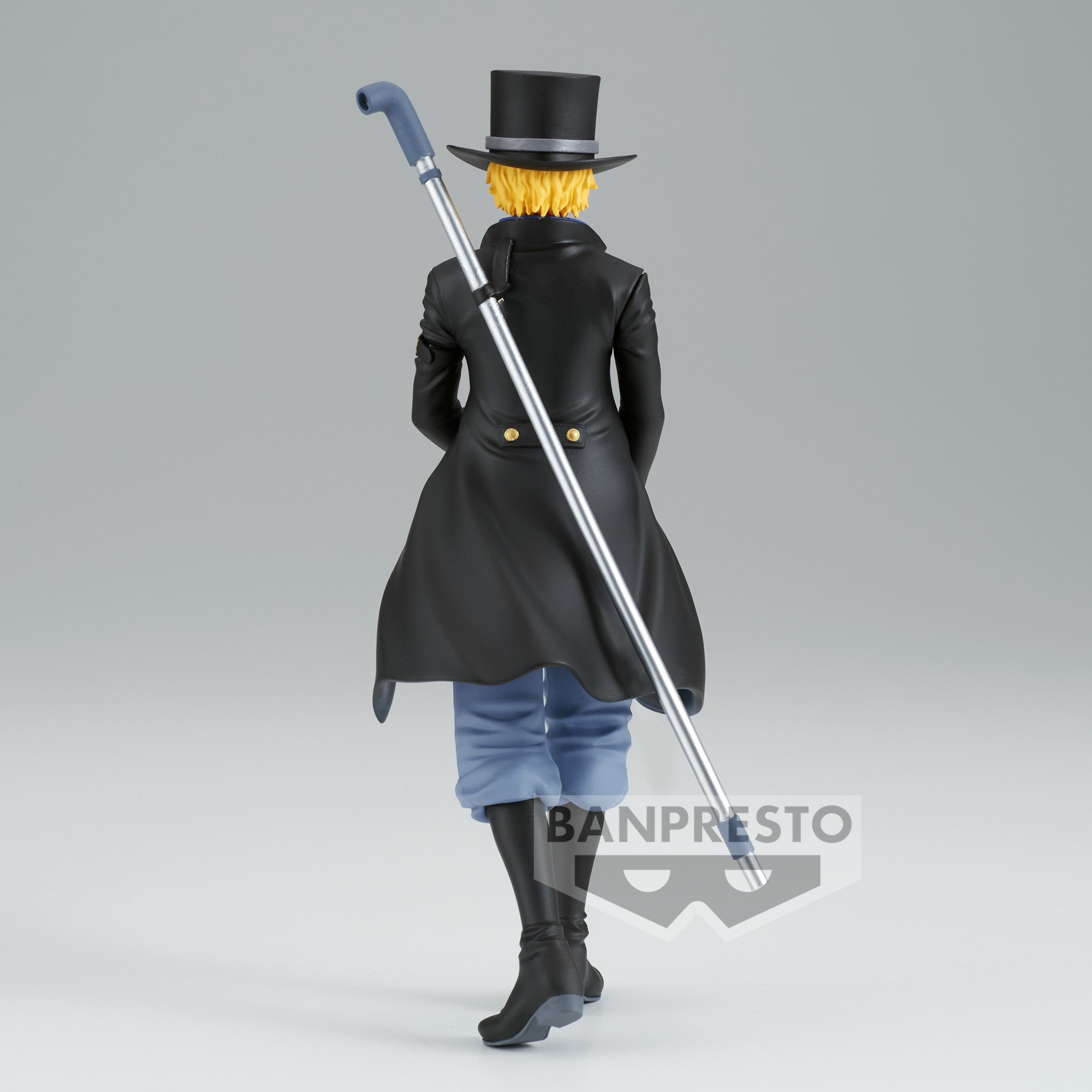 Sabo en posture dynamique, portant un grand chapeau noir et des lunettes bleues, avec un foulard blanc et un manteau noir, tenant un tuyau dans son dos. Figurine fabriquée par BANPRESTO.