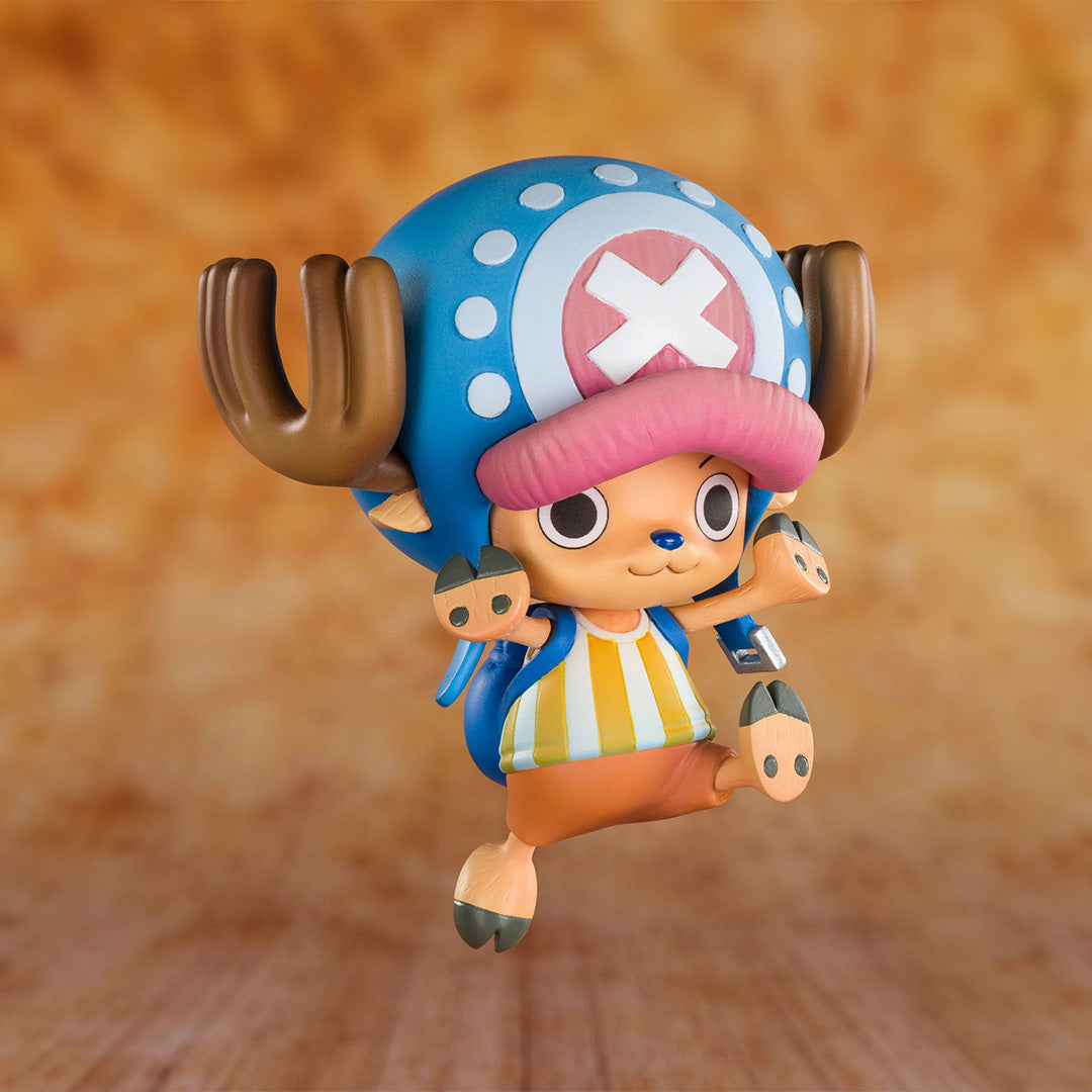 Figurine de Tony Tony Chopper dans une posture joyeuse avec un visage alternatif, fabriquée par Tamashii Nations, mesurant 7 cm, en PVC.