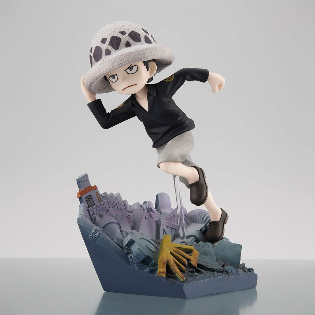 Figurine de Trafalgar Law courant avec détermination sur un diorama représentant la Ville Blanche, fabriquée en PVC par MegaHouse, mesurant 13 cm avec des détails précis et une finition soignée.
