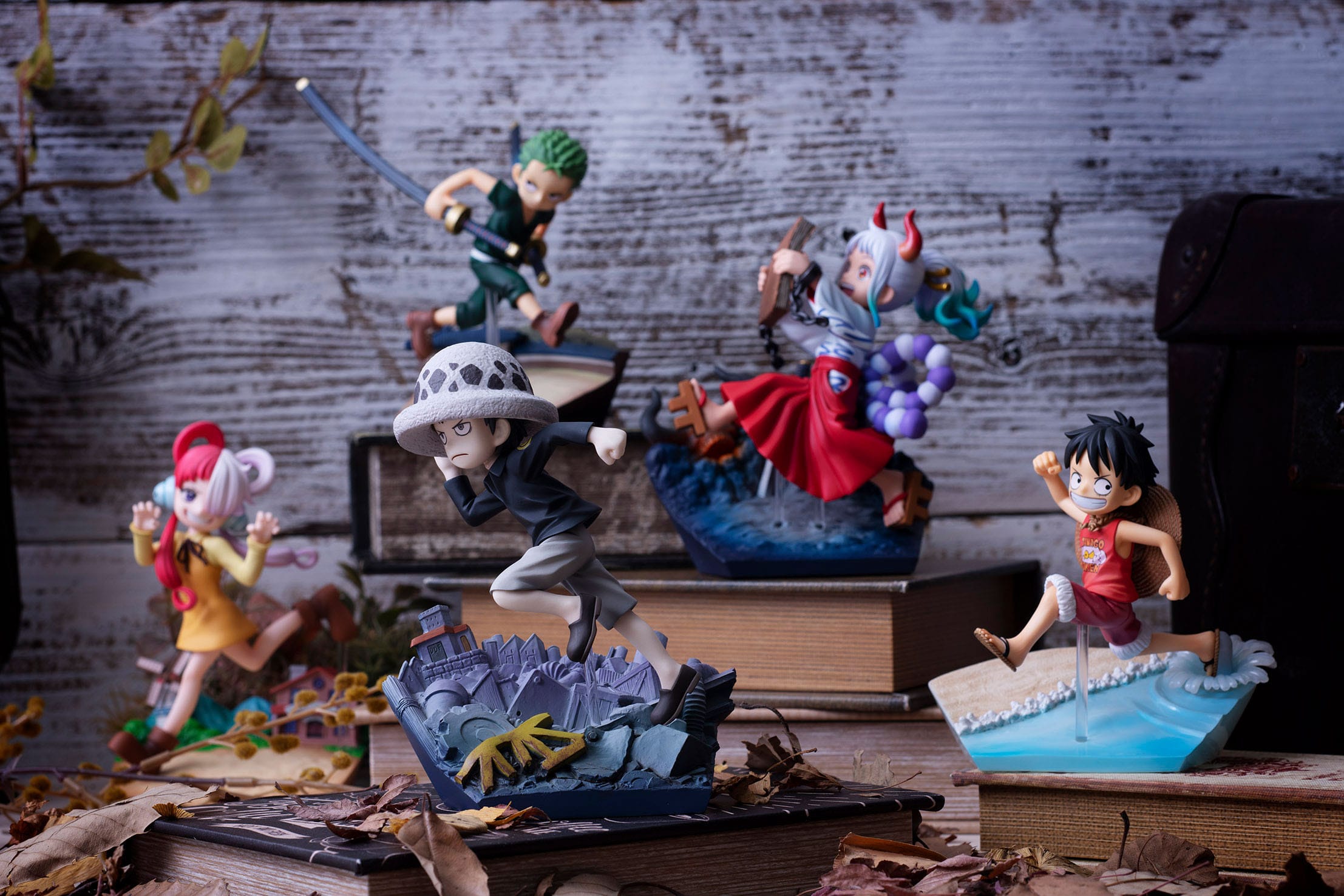 Figurine de Trafalgar Law courant avec détermination sur un diorama représentant la Ville Blanche, fabriquée en PVC par MegaHouse, mesurant 13 cm avec des détails précis et une finition soignée.