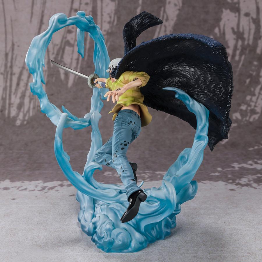 Figurine de Trafalgar Law tenant son katana Kikoku, avec une posture dynamique, fabriquée en PVC par Tamashii Nations, mesurant 24 cm.