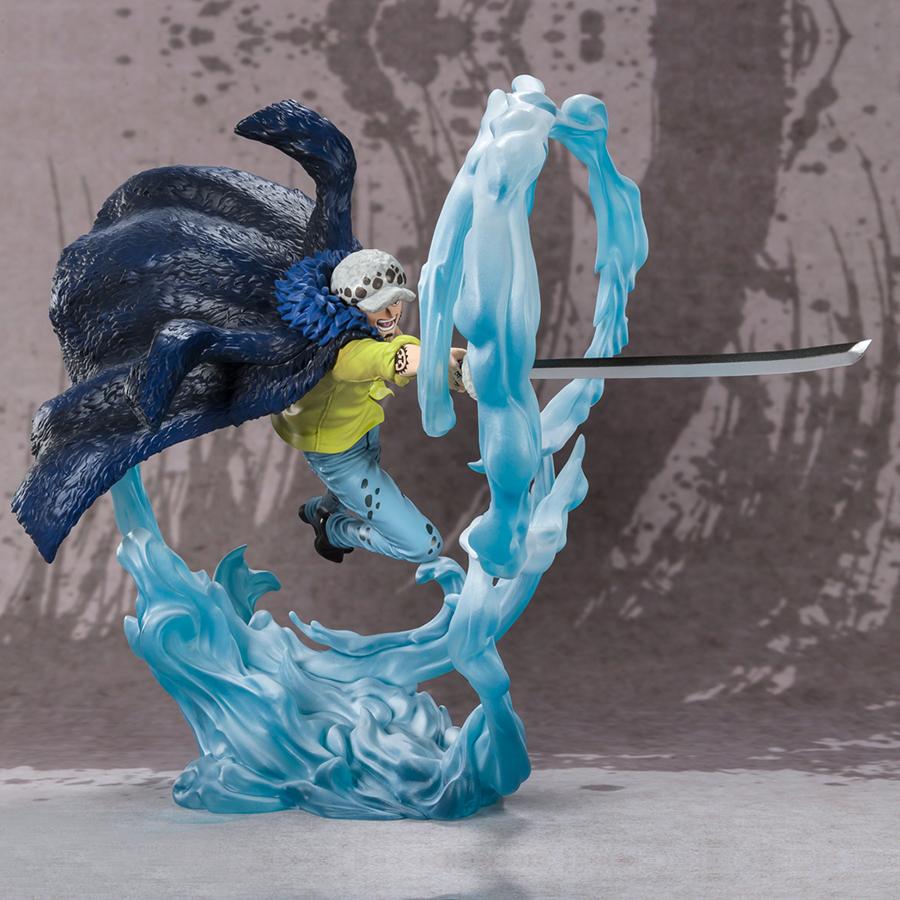 Figurine de Trafalgar Law tenant son katana Kikoku, avec une posture dynamique, fabriquée en PVC par Tamashii Nations, mesurant 24 cm.