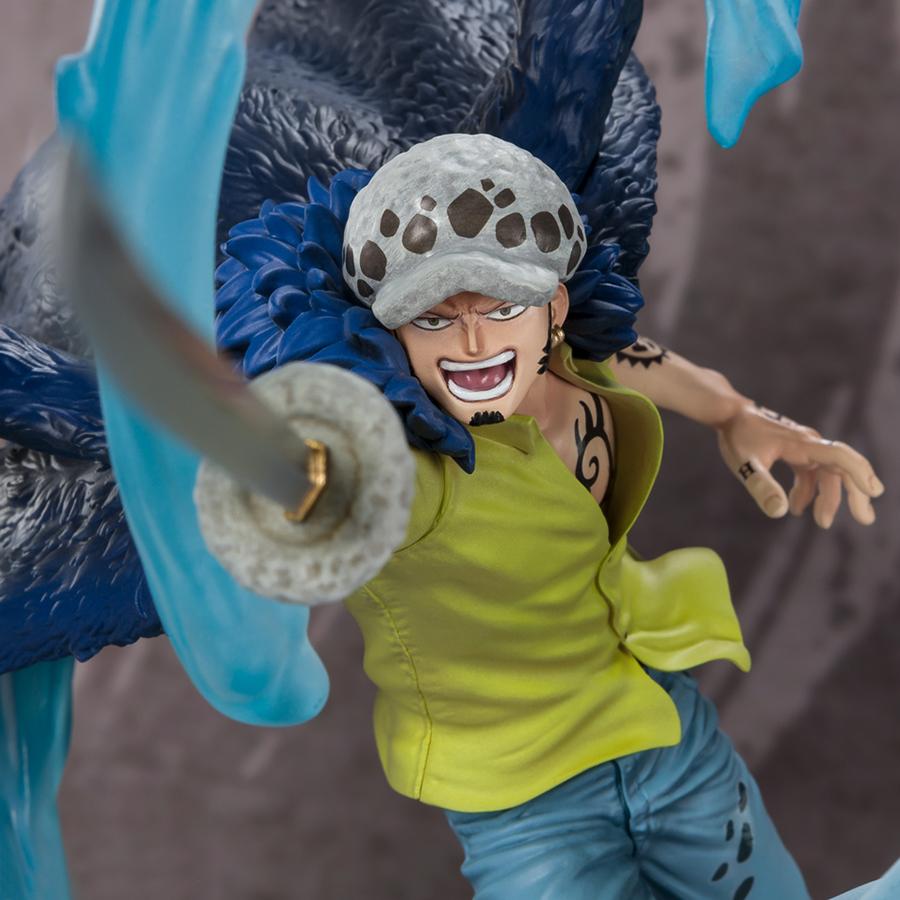 Figurine de Trafalgar Law tenant son katana Kikoku, avec une posture dynamique, fabriquée en PVC par Tamashii Nations, mesurant 24 cm.