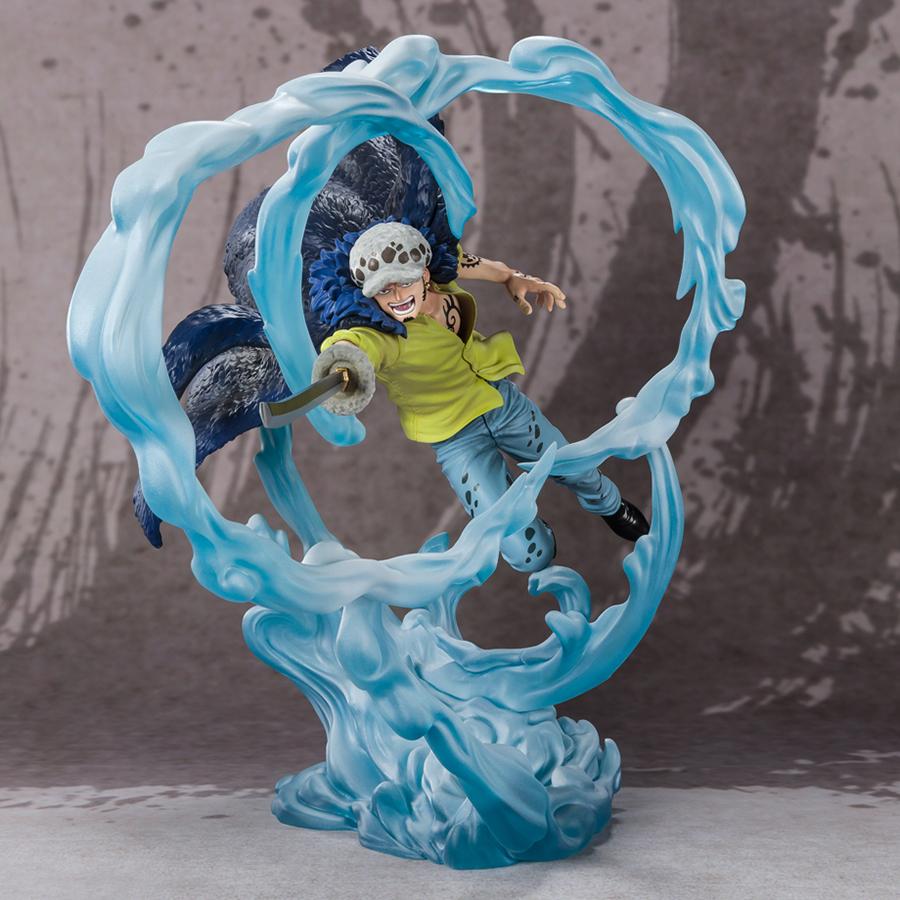 Figurine de Trafalgar Law tenant son katana Kikoku, avec une posture dynamique, fabriquée en PVC par Tamashii Nations, mesurant 24 cm.