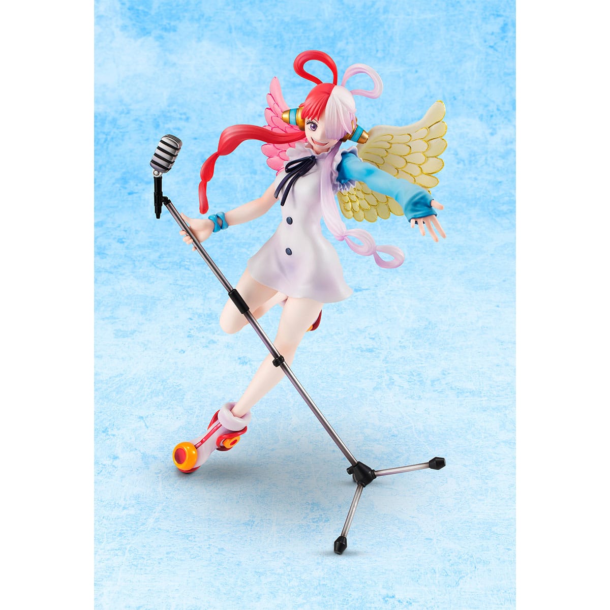 Figurine d'Uta de One Piece mesurant 23 cm, tenant un micro sur un pied, avec des cheveux blancs et roses, vêtue d'une robe élégante, affichant une pose dynamique et joyeuse. Fabriquée en PVC par MegaHouse.