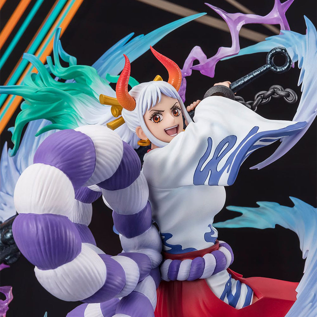 Figurine de Yamato de la série One Piece, mesurant 21 cm, sculptée avec des détails minutieux, tenant un Kanabo dans une pose dynamique avec des effets d'électricité autour. Fabriquée par Tamashii Nations.