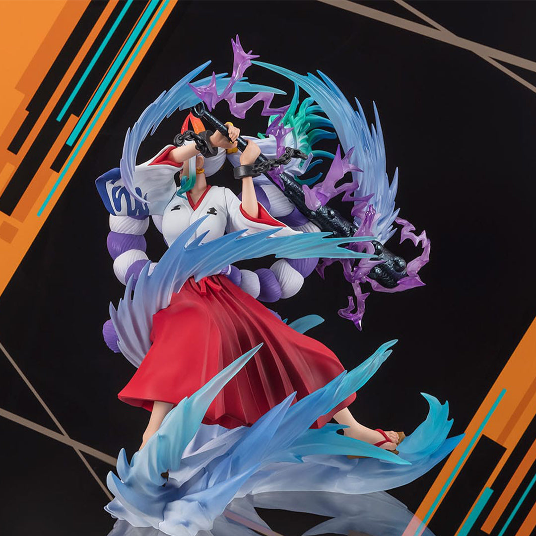 Figurine de Yamato de la série One Piece, mesurant 21 cm, sculptée avec des détails minutieux, tenant un Kanabo dans une pose dynamique avec des effets d'électricité autour. Fabriquée par Tamashii Nations.