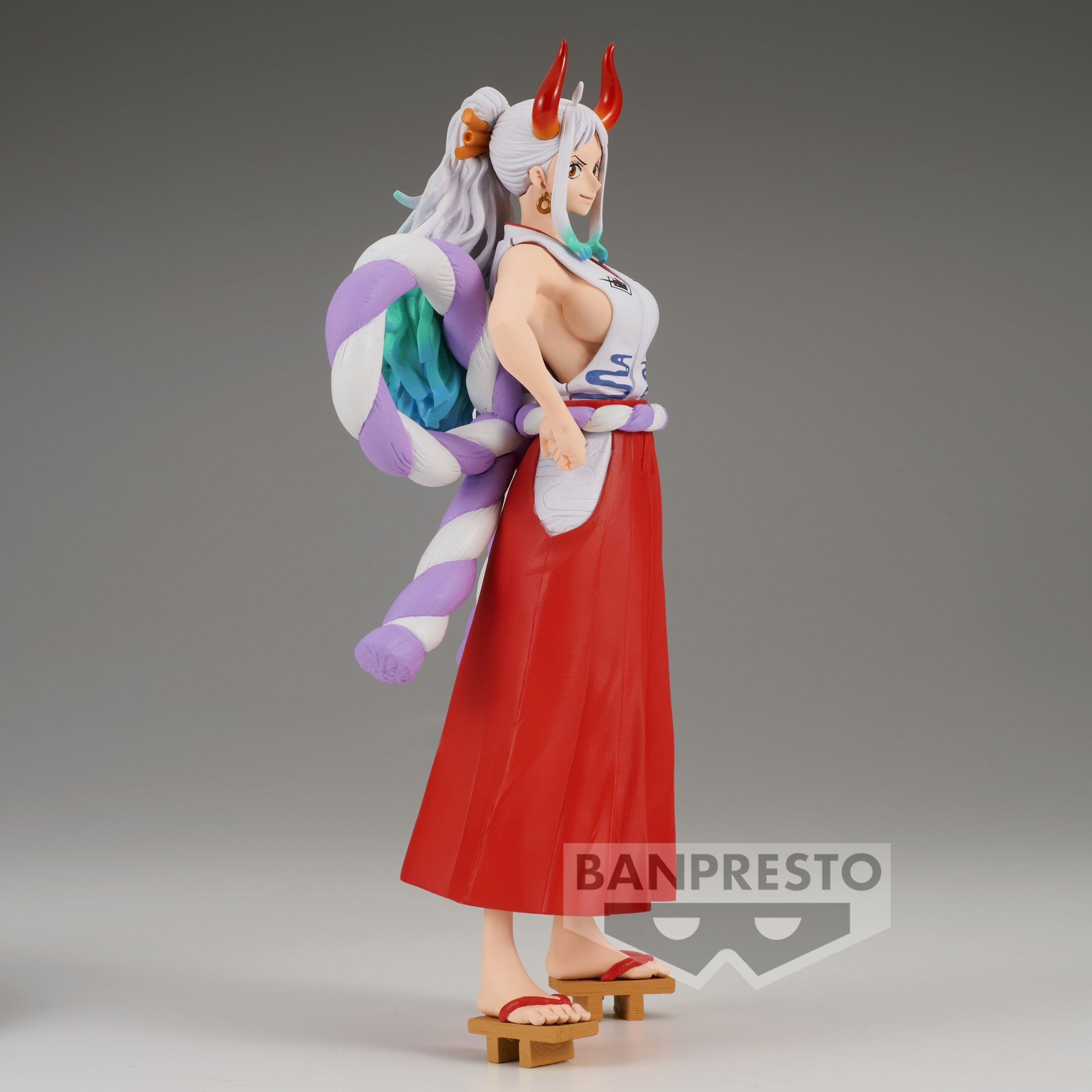 Figurine de Yamato de One Piece mesurant 22 cm, avec une pose dynamique, les mains sur les hanches, portant un kimono élégant et des sandales geta, avec des cornes et des cheveux longs aux reflets bleus-verts.