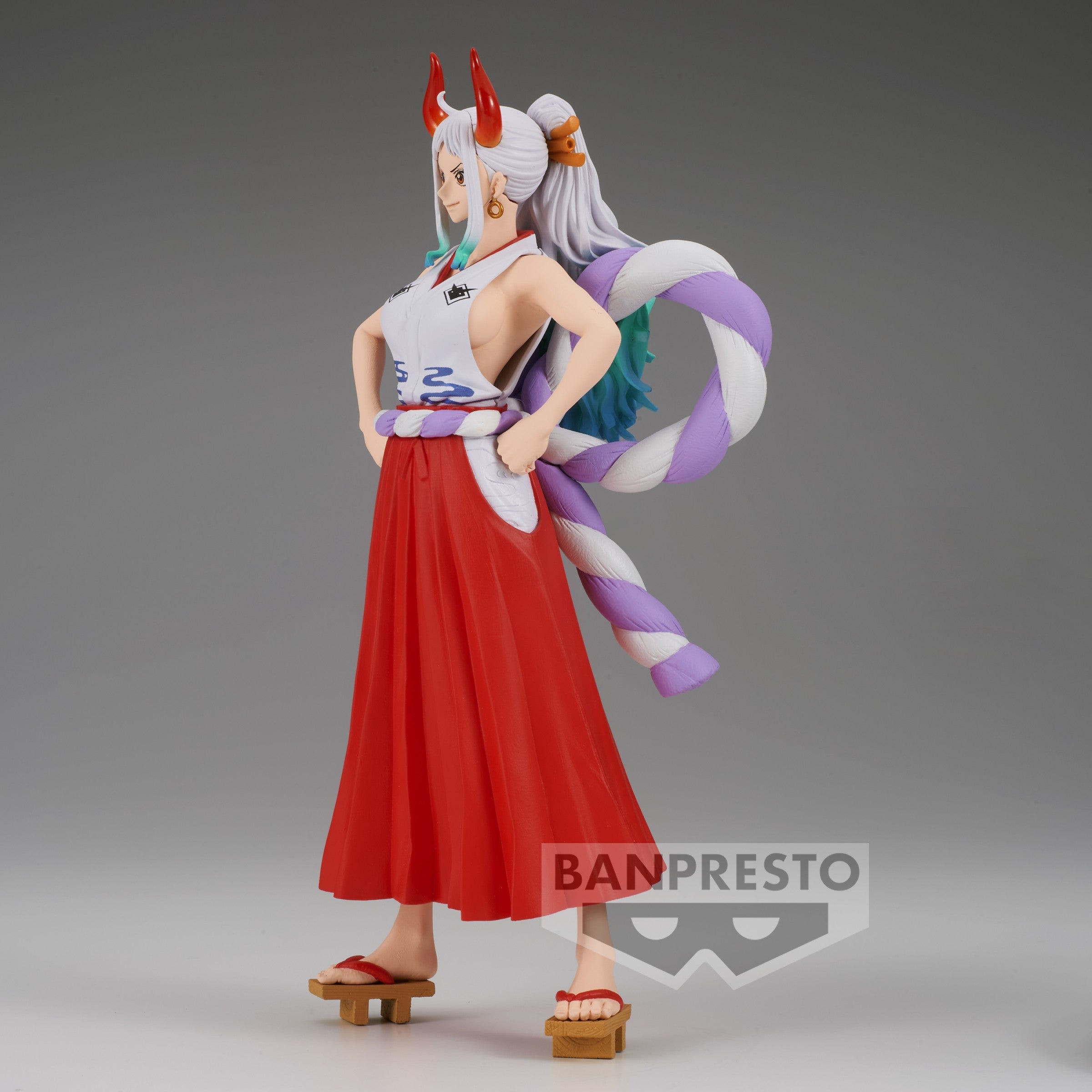 Figurine de Yamato de One Piece mesurant 22 cm, avec une pose dynamique, les mains sur les hanches, portant un kimono élégant et des sandales geta, avec des cornes et des cheveux longs aux reflets bleus-verts.