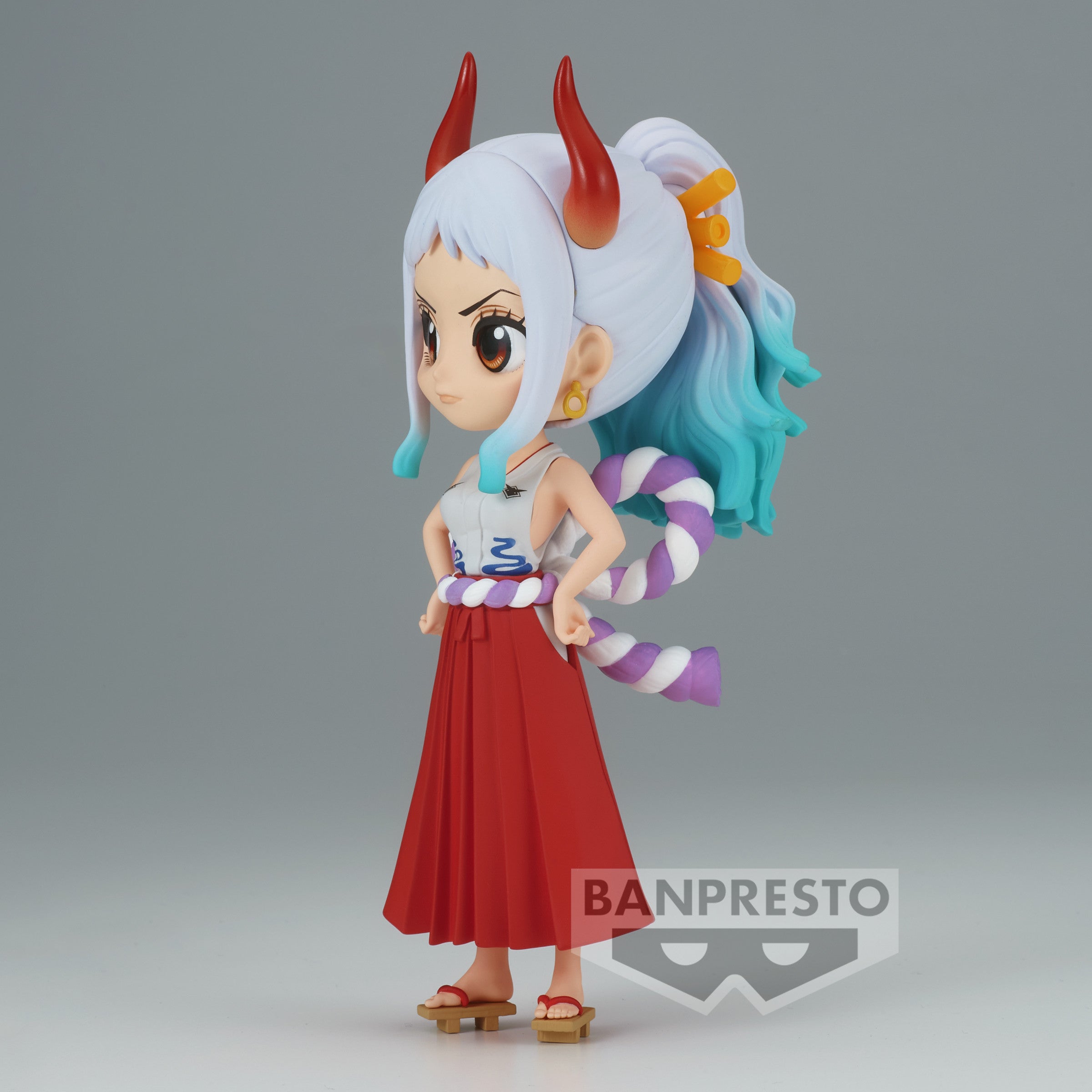 Figurine Q Posket de Yamato, personnage de One Piece, mesurant 14 cm, avec une pose dynamique, bras croisés et expression sérieuse, fabriquée en PVC par BANPRESTO.