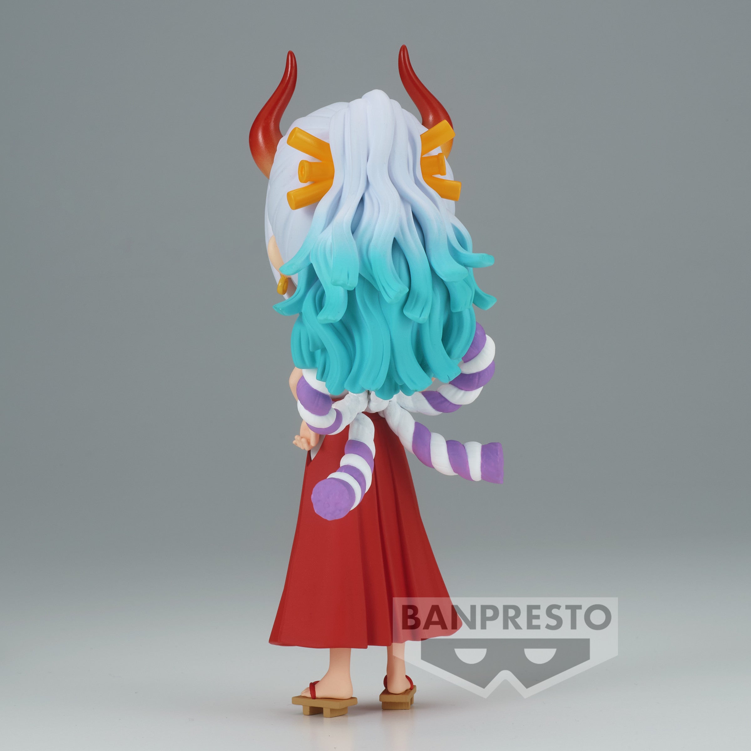Figurine Q Posket de Yamato, personnage de One Piece, mesurant 14 cm, avec une pose dynamique, bras croisés et expression sérieuse, fabriquée en PVC par BANPRESTO.