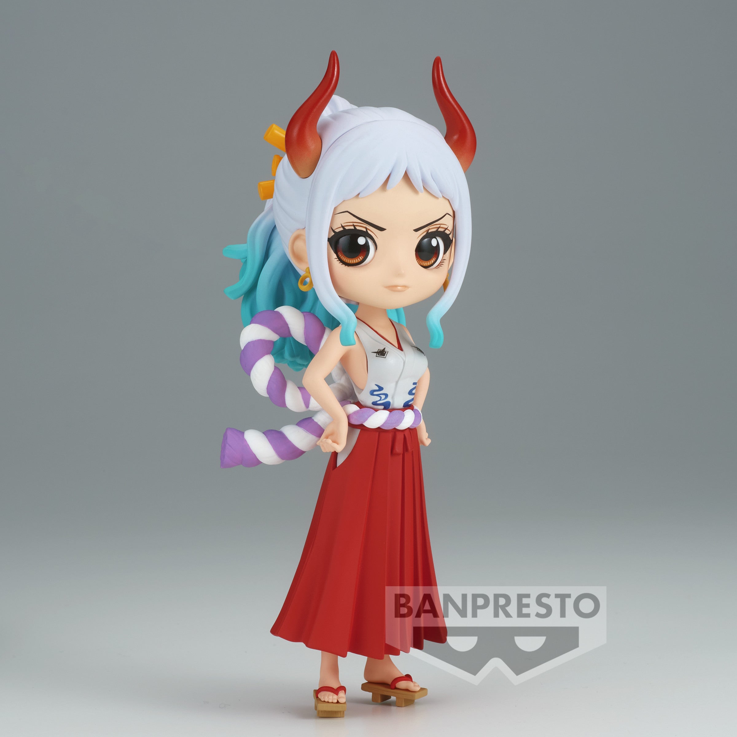Figurine Q Posket de Yamato, personnage de One Piece, mesurant 14 cm, avec une pose dynamique, bras croisés et expression sérieuse, fabriquée en PVC par BANPRESTO.