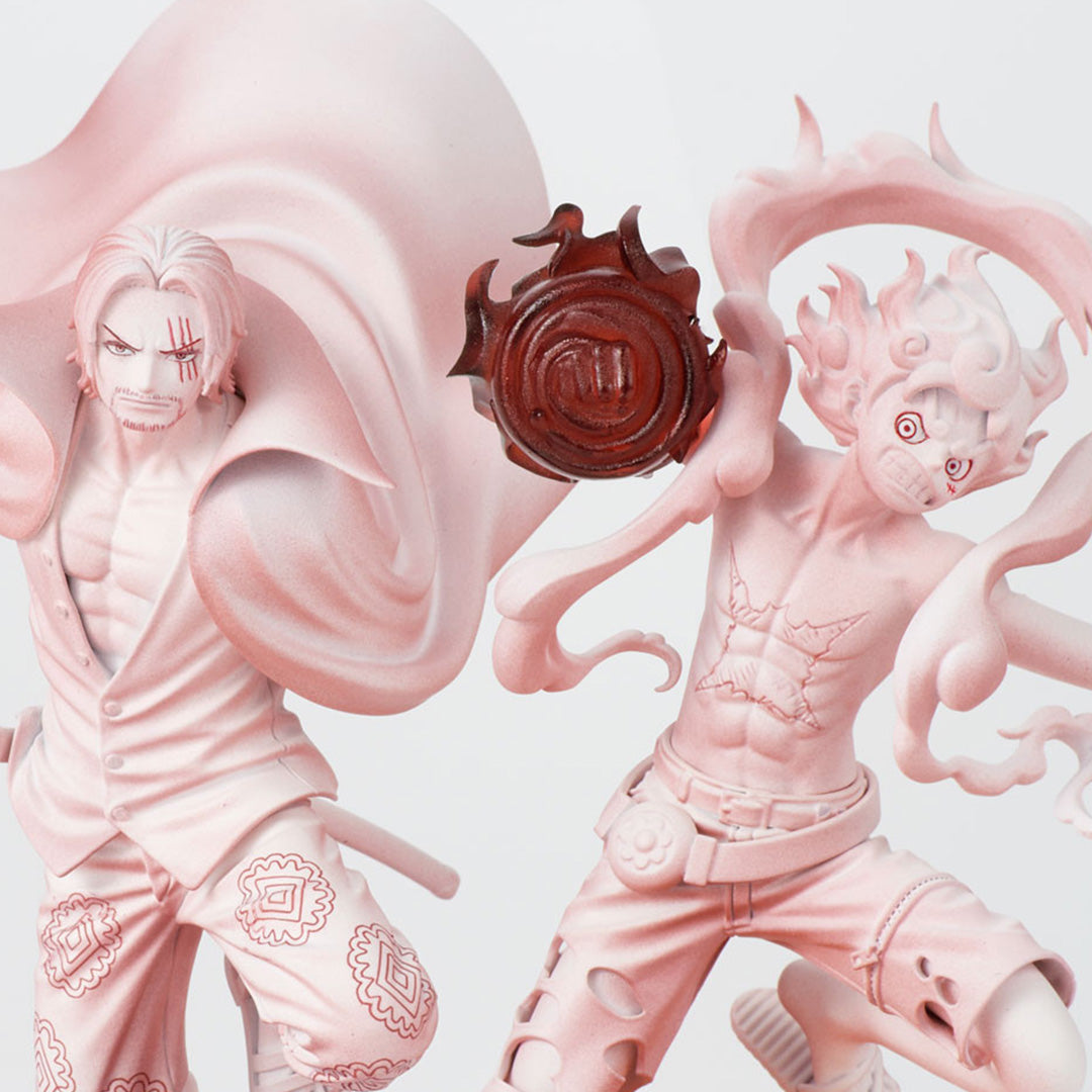 Figurine de Monkey D Luffy et Shanks de la série ONE PIECE RED, en PVC, avec des poses dynamiques et des détails précis, présentée sur une base stable.