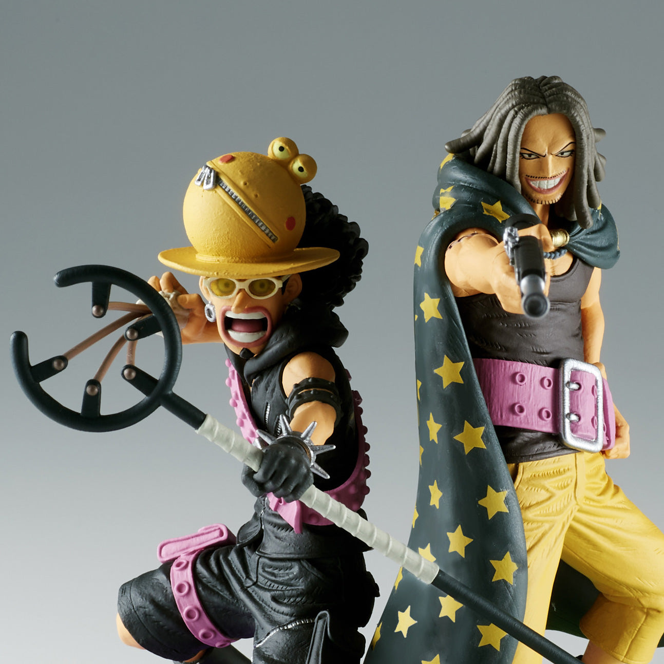 Figurine de Yasopp, tireur d'élite de One Piece, mesurant 12 cm, dans une pose dynamique avec une arme à la main, reposant sur une note de musique.
