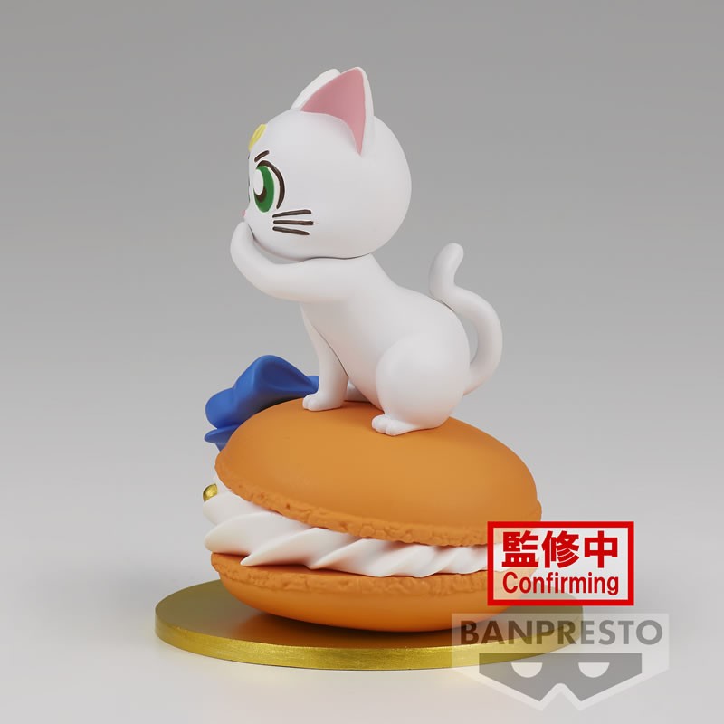 Vue latérale en plan d'ensemble de la figurine d'Artemis de Sailor Moon : Cosmos assis avec une patte levée.