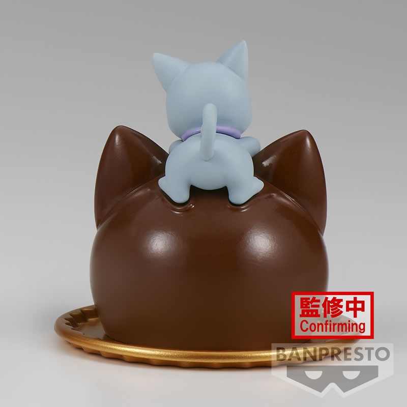 Vue arrière en plan d'ensemble de la figurine Diana de Sailor Moon assise.