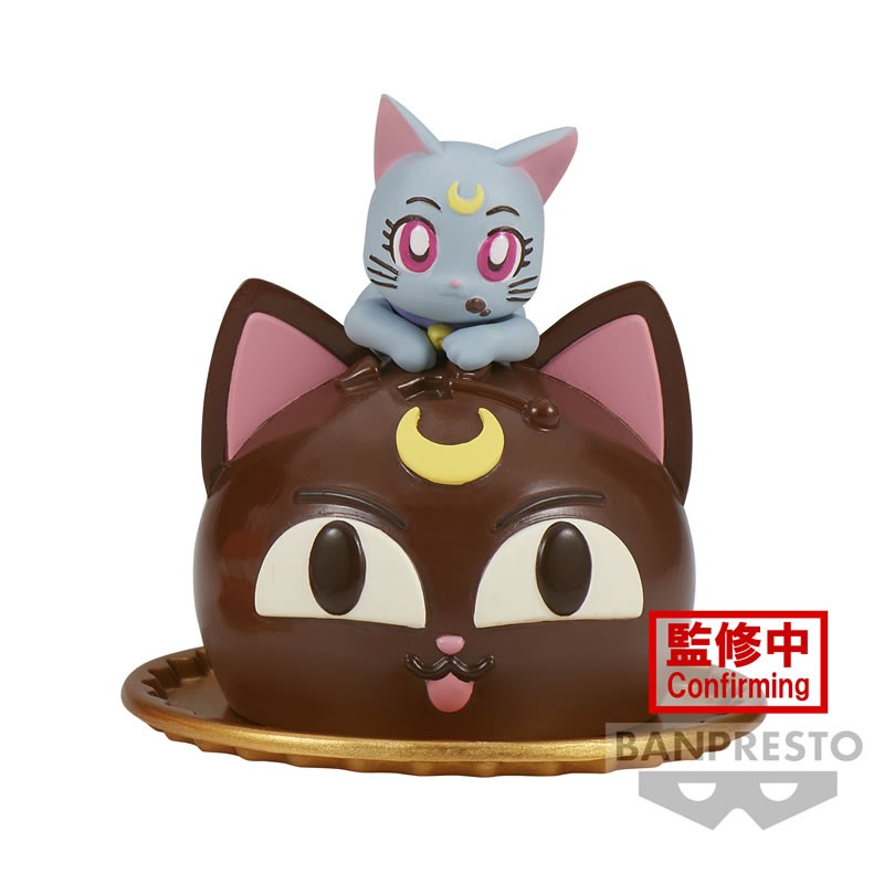 Vue de face en plan d'ensemble de la figurine Paldolce de Diana de Sailor Moon avec le chat assis sur sa tête.
