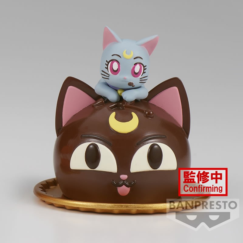 Vue de face en plan d'ensemble de la figurine de Diana de Sailor Moon Cosmos reposant sur une autre figurine.