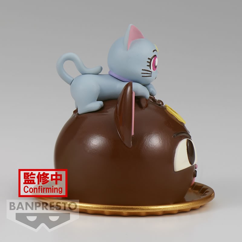 Vue latérale en plan d'ensemble de la figurine de Diana de Sailor Moon Cosmos couchée sur une tête ronde.