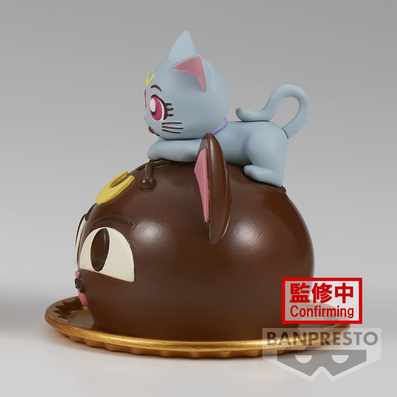 Vue latérale en plan d'ensemble de la figurine de Diana de Sailor Moon Cosmos avec un chat bleu-gris posé sur le ventre.