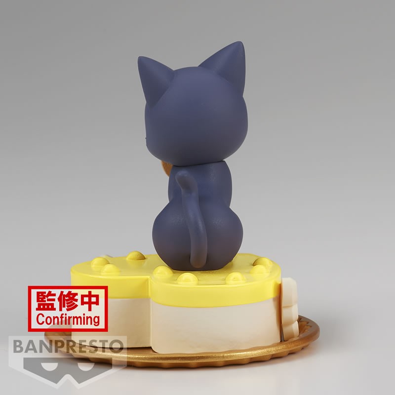 Vue arrière en plan d'ensemble de la figurine de Luna de Sailor Moon assise.